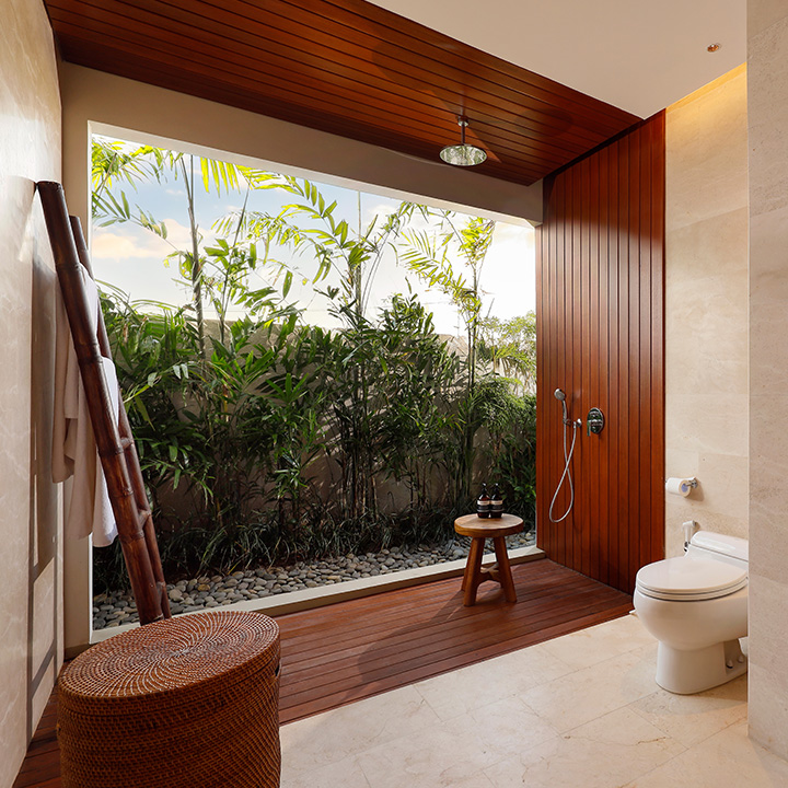 Villa Maya Pasut - master bathroom semi outdoor with 2 towels